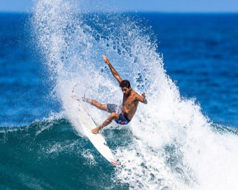 The surfer Samuel Pupo on wave