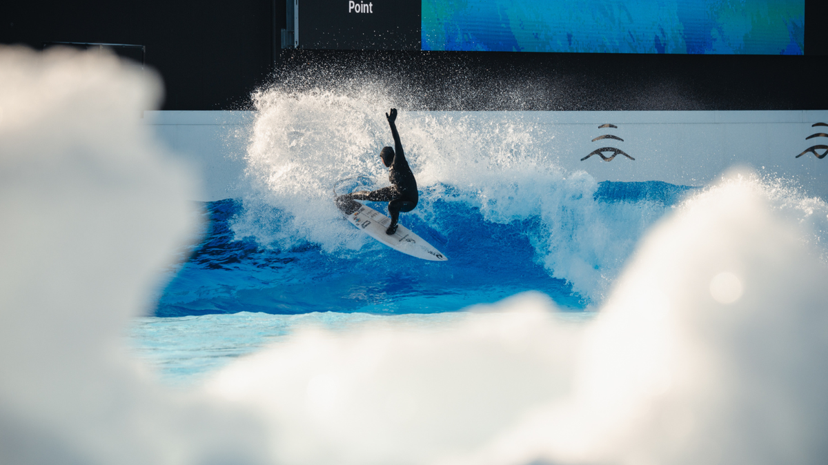 Janina Zeitler surfe dans la piscine à vagues de Munich