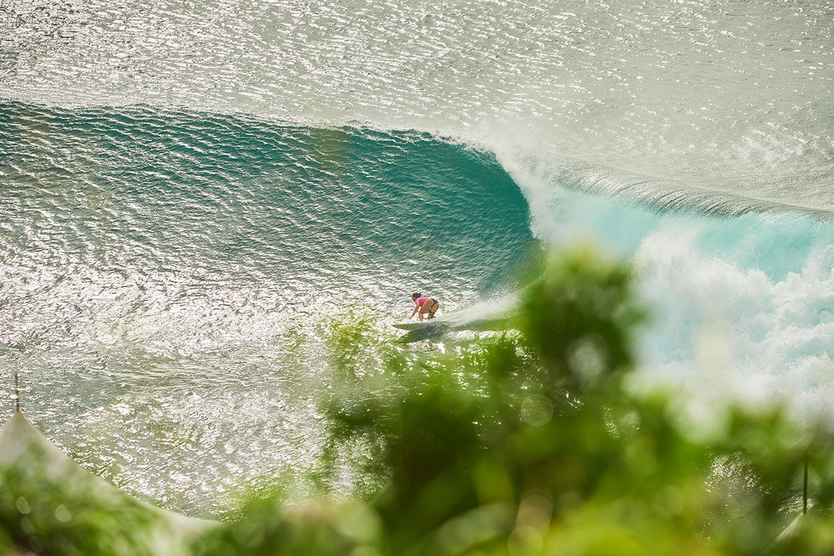 Big wave in Maui with the surfer Tyler Wright
